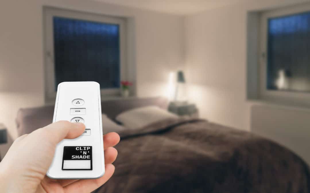 Camera da letto con tende a rullo esterne intelligenti CLIP'N'SHADE