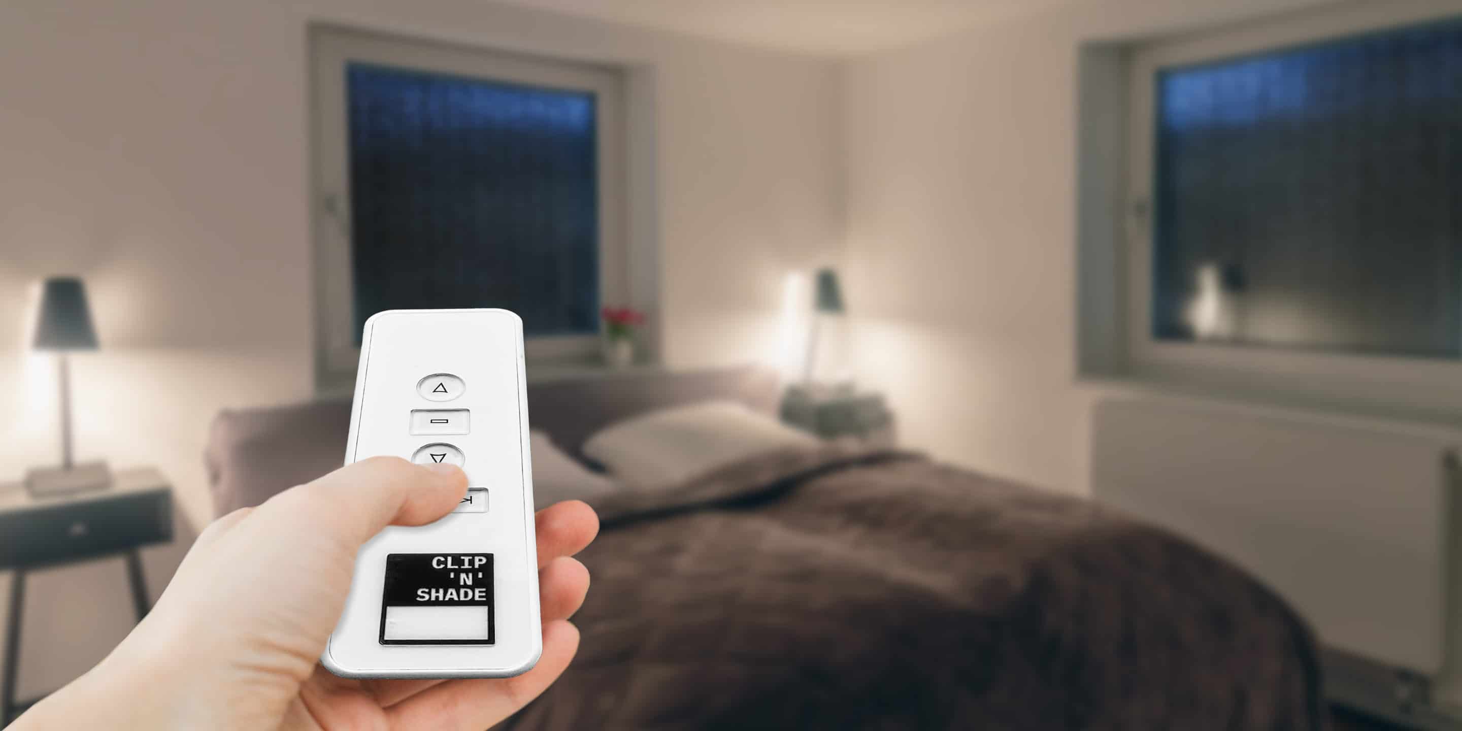 Camera da letto con tende a rullo esterne intelligenti CLIP'N'SHADE