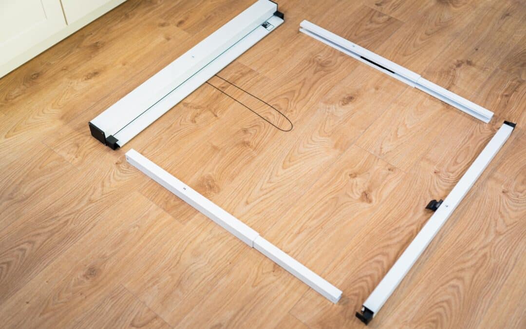 Installazione della tenda a rullo esterna: è sufficiente collegare i 4 componenti tra loro